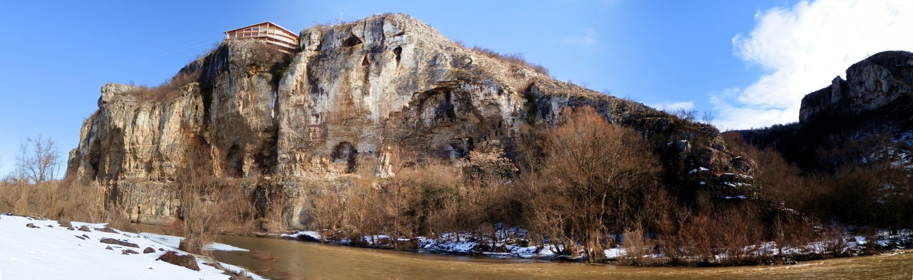 Скалата с Националния пещерен дом